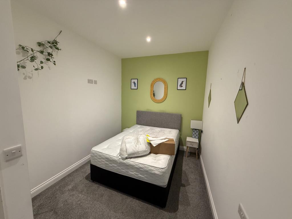 Lot: 100 - FREEHOLD MIXED COMMERCIAL AND RESIDENTIAL INVESTMENT - bedroom 2